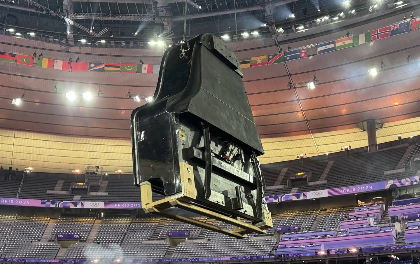 Test de l'élévation du piano pour la chorégraphie aérienne lors de la cérémonie de clôture des Jeux Olympiques 2024.