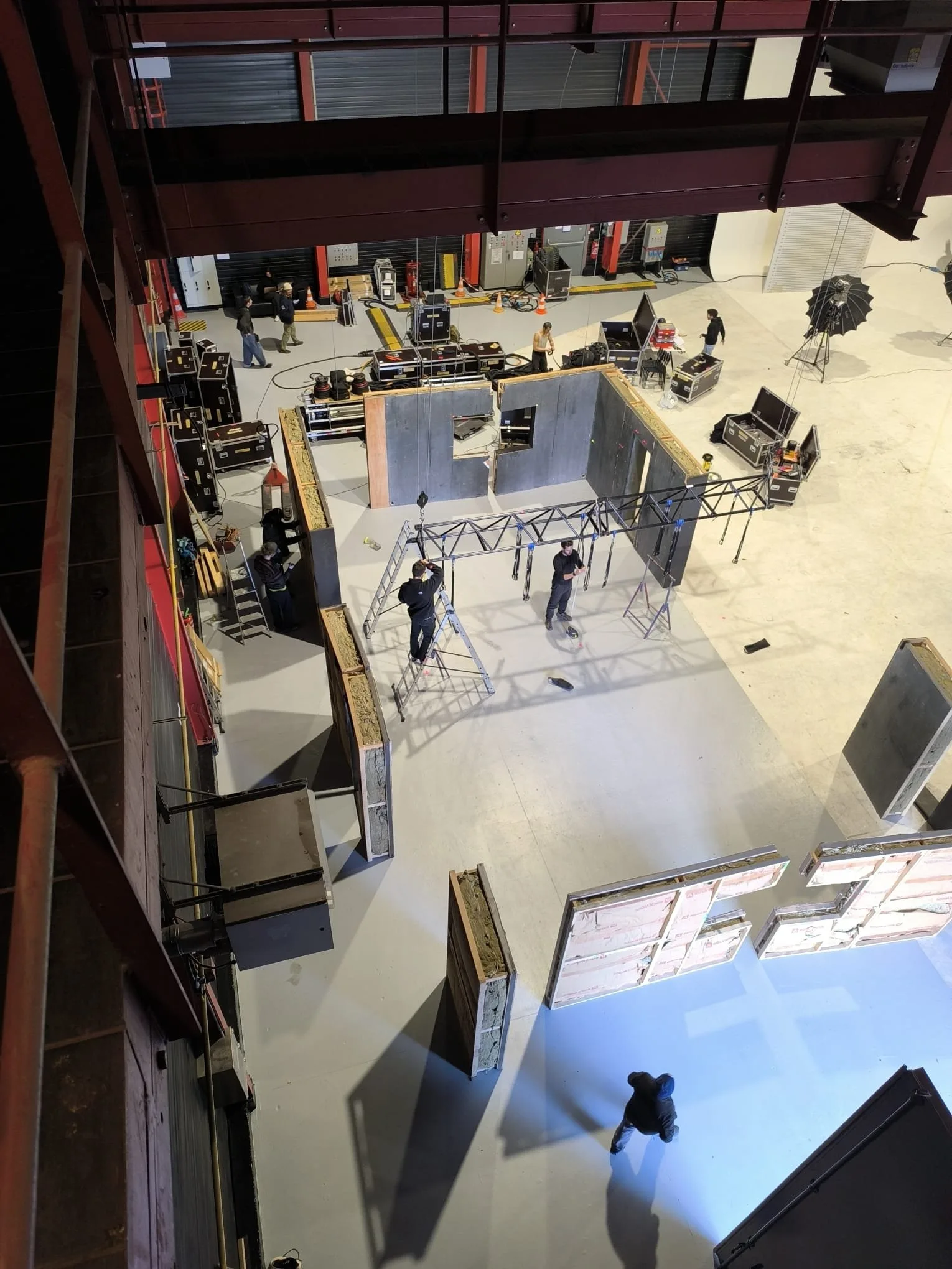 Montage du décor d'Alibi vu d'en haut : panneaux garnis de laine de roche et structure métallique au-dessus du plateau