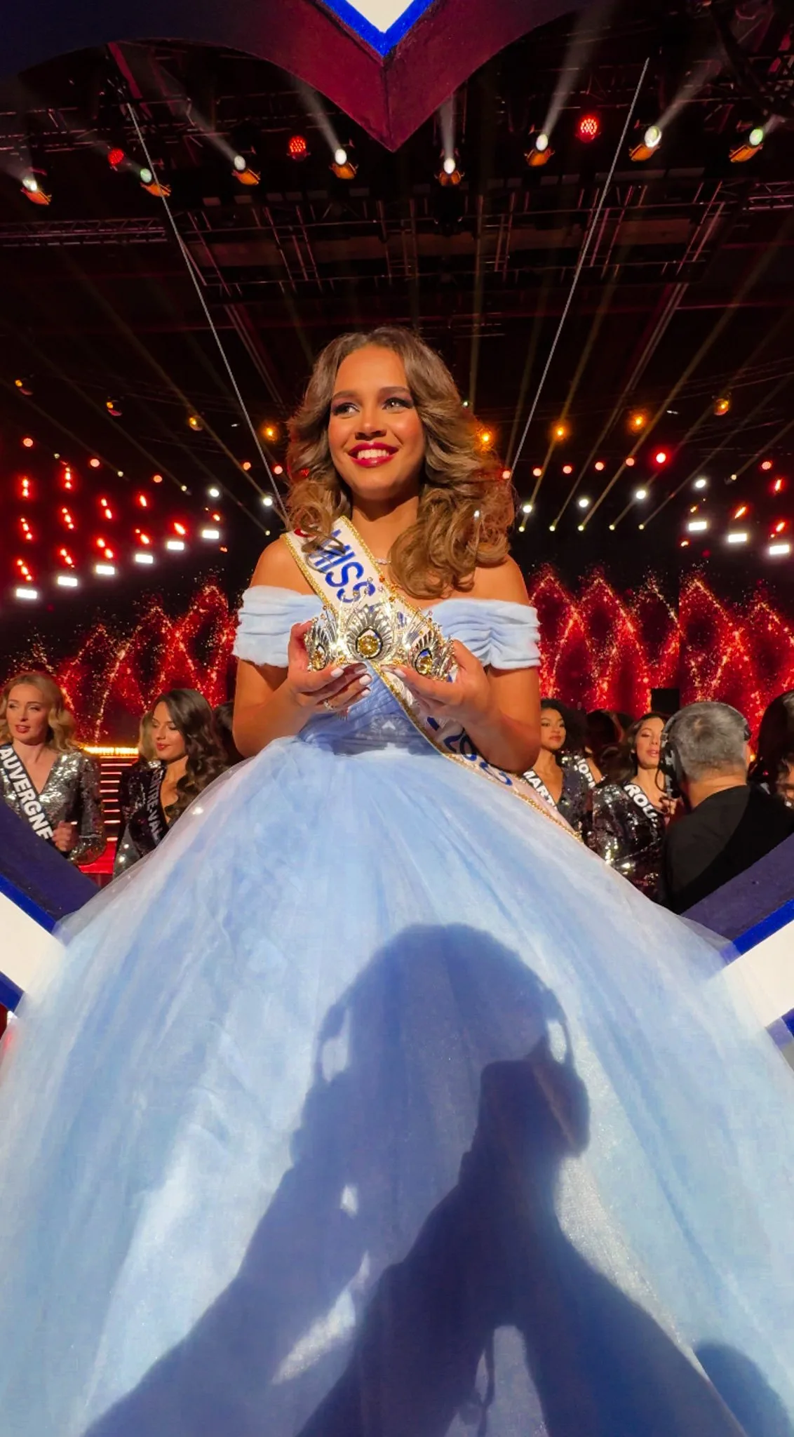Miss France suspendue au-dessus du plateau lors de la cérémonie