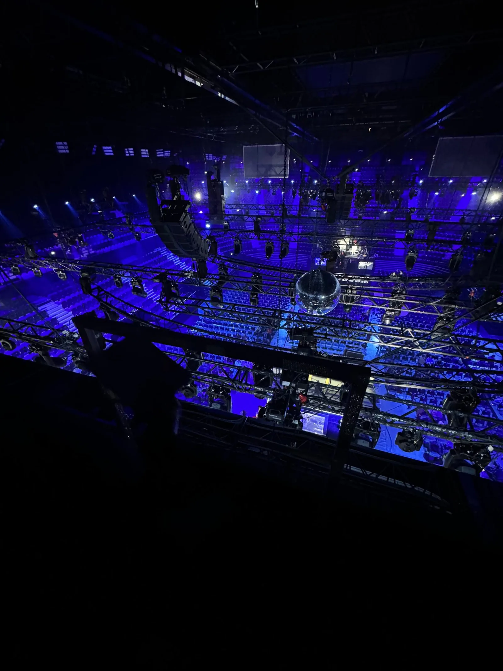 Machine de vol installée au-dessus du plateau de Miss France 2025