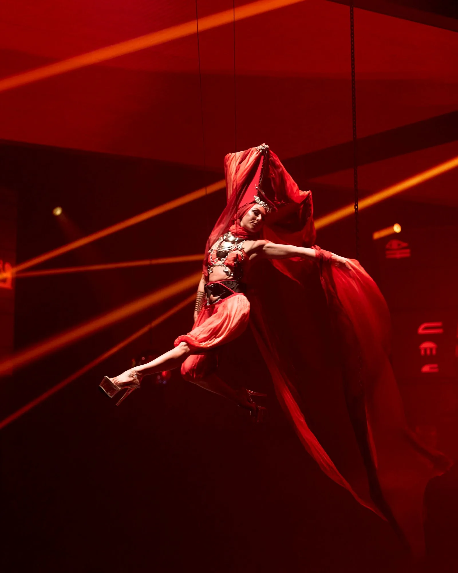 Danseuse aérienne en voile rouge pour la soirée Paradise à UNVRS Ibiza
