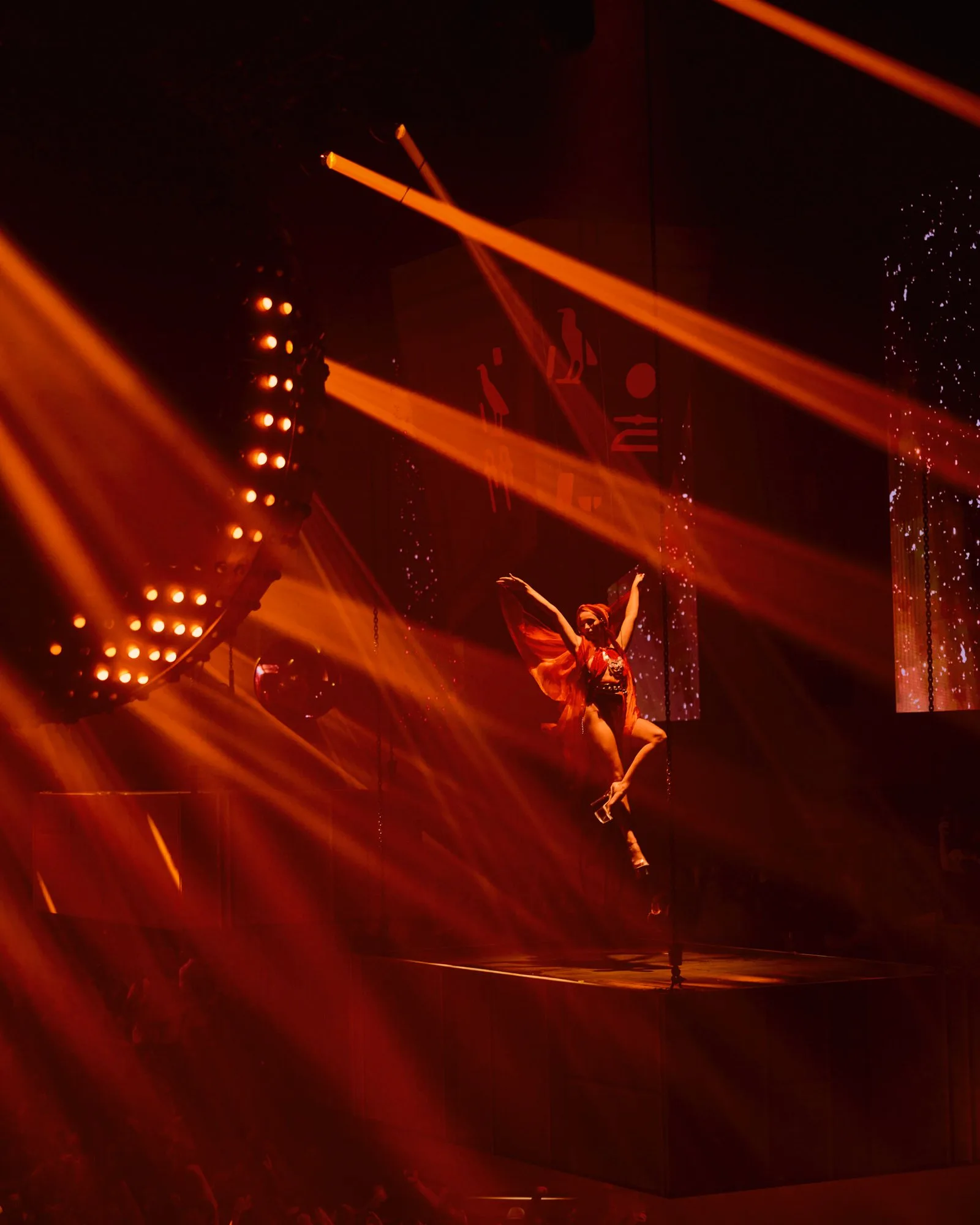 Acrobate aérienne sous les lasers de la soirée Paradise