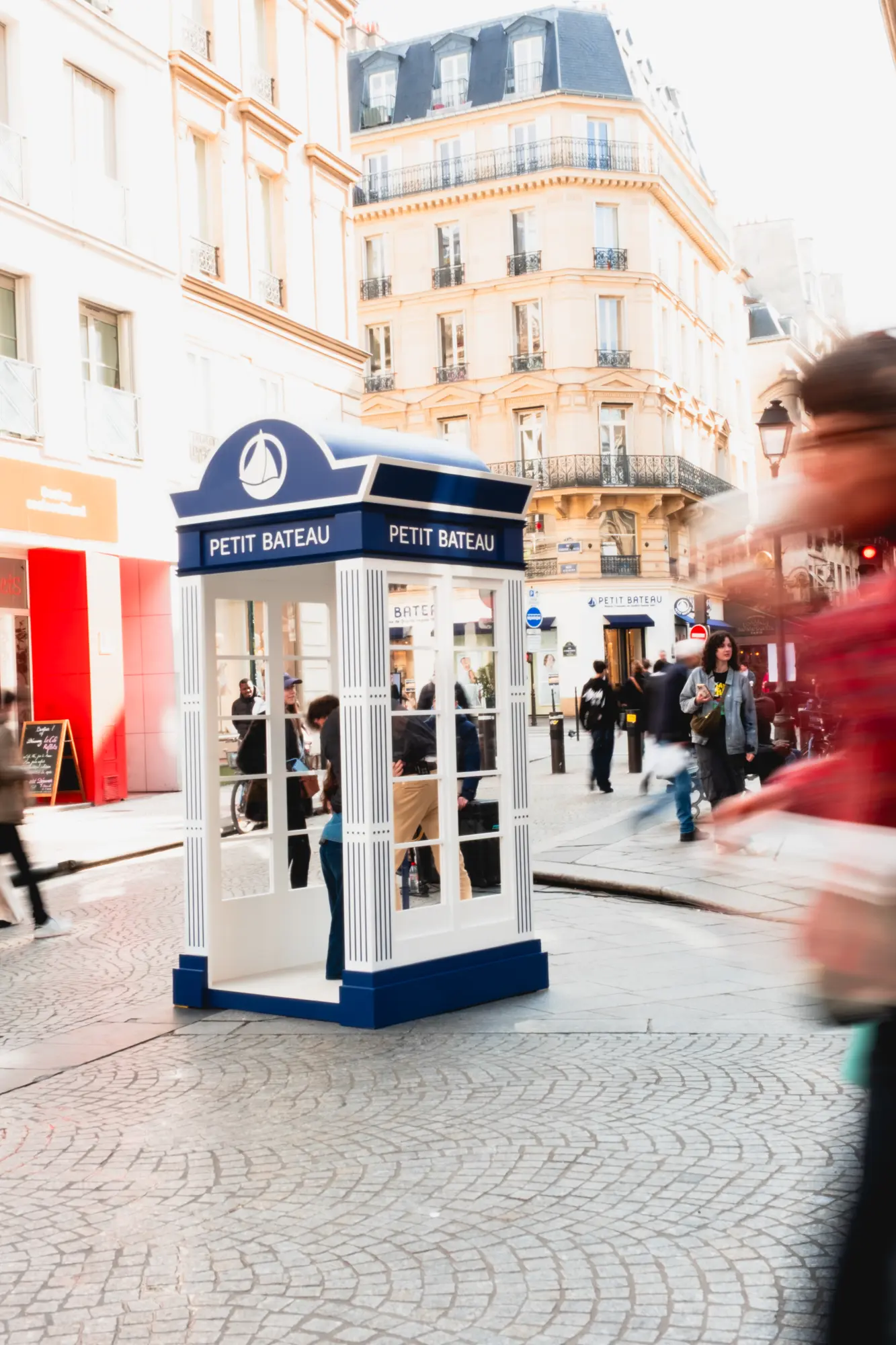 Cabine téléphonique Petit Bateau, rue Montorgueil à Paris