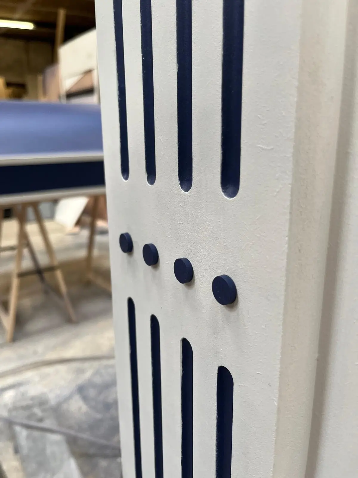 Détail des colonnes cannelées de la cabine, peintes en blanc et bleu