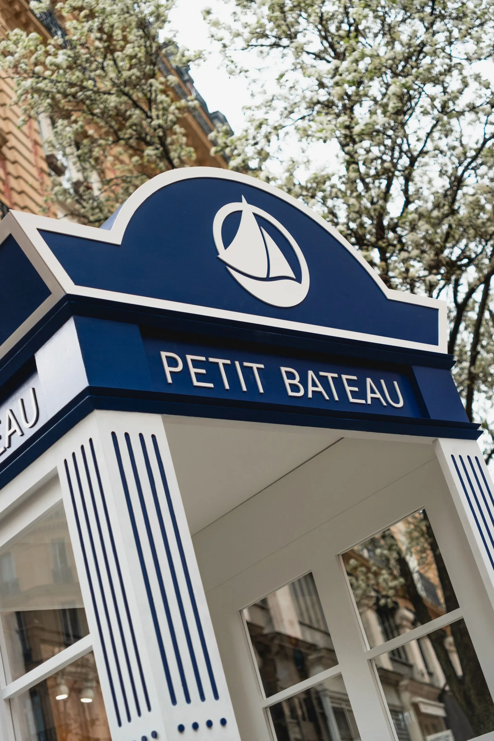 Fronton bleu marine de la cabine avec le logo Petit Bateau