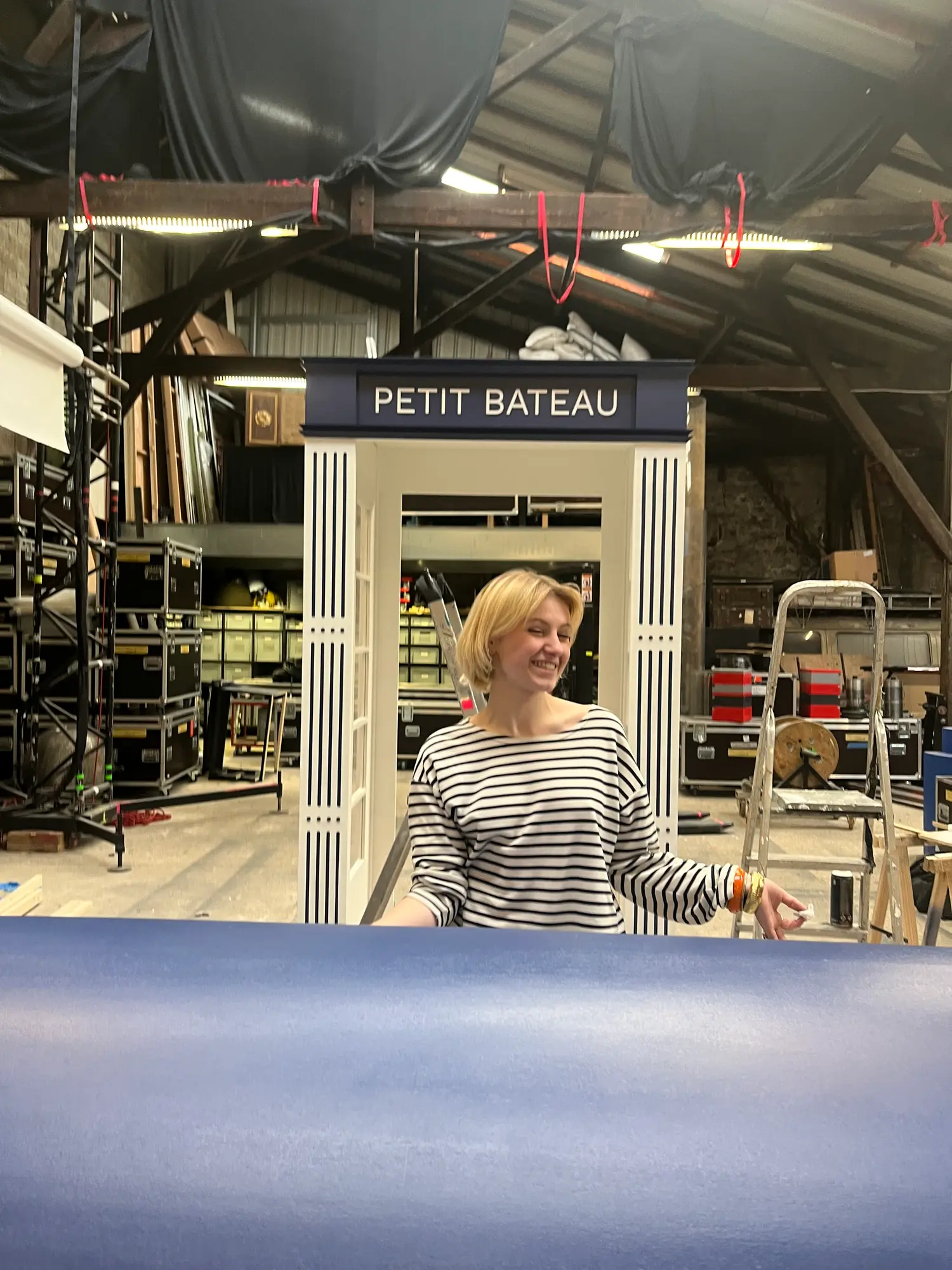 Dernières finitions de la cabine Petit Bateau dans l'atelier