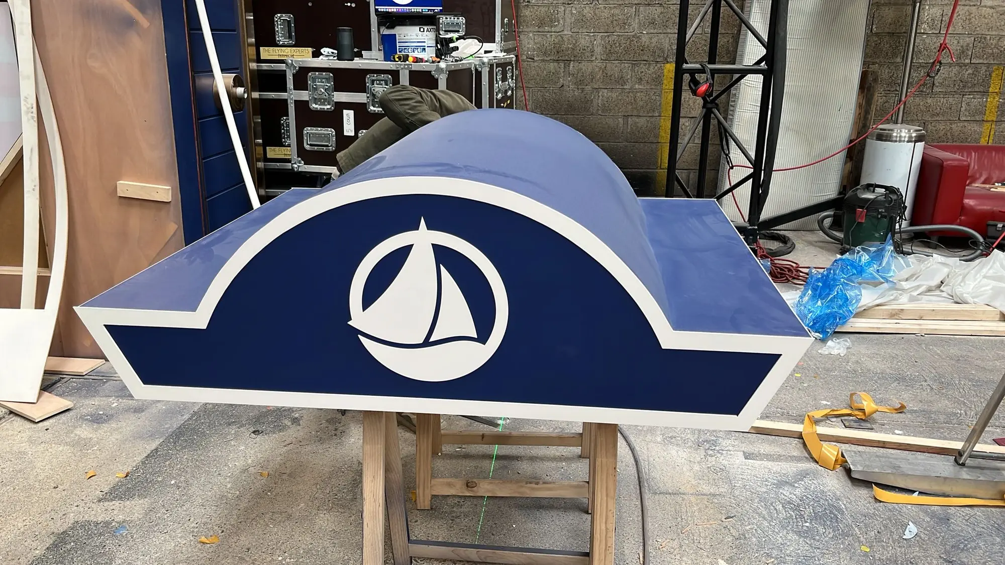 Fronton de la cabine au logo Petit Bateau en fabrication à l'atelier