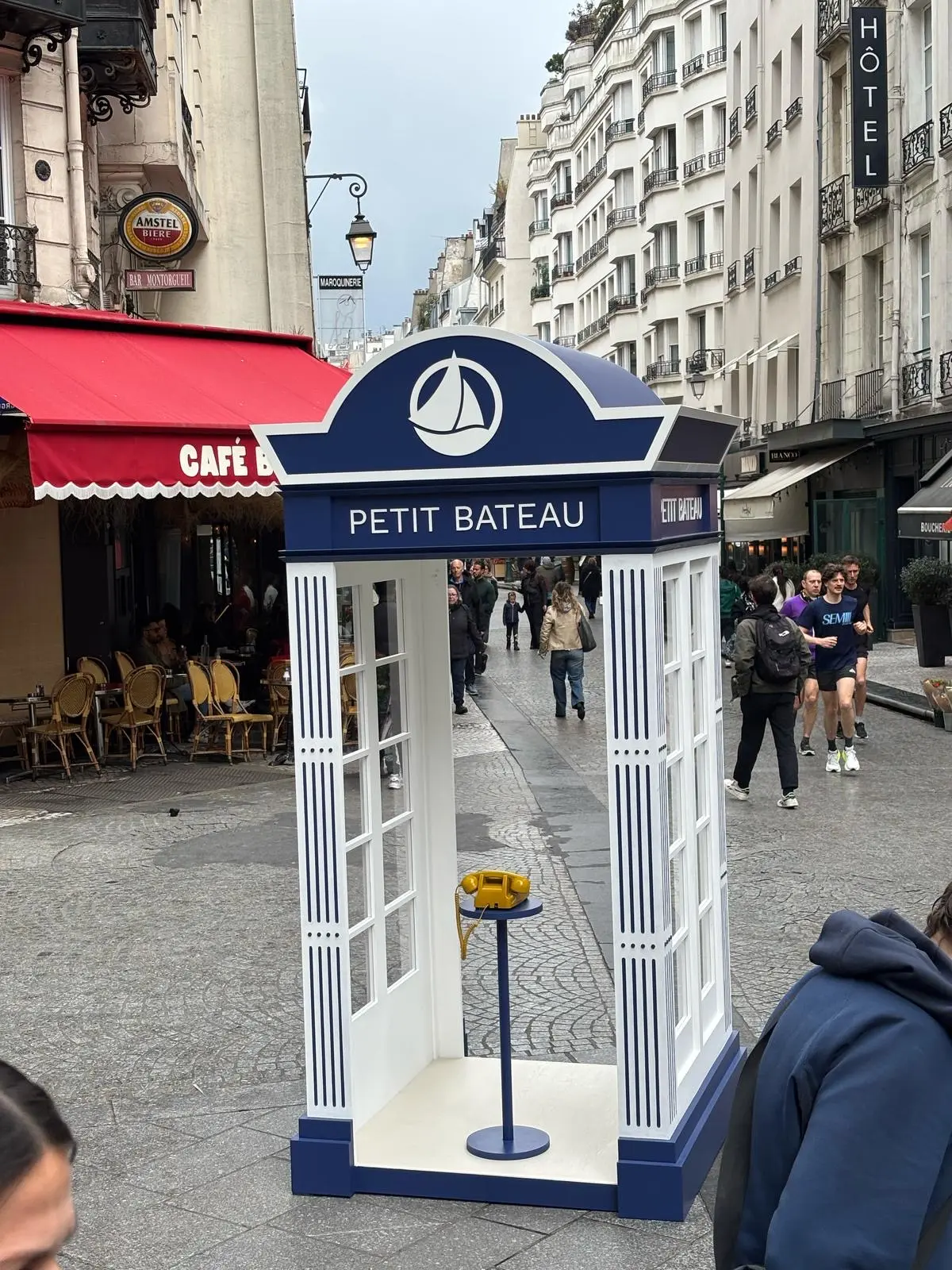 Cabine Petit Bateau posée dans une rue piétonne de Paris
