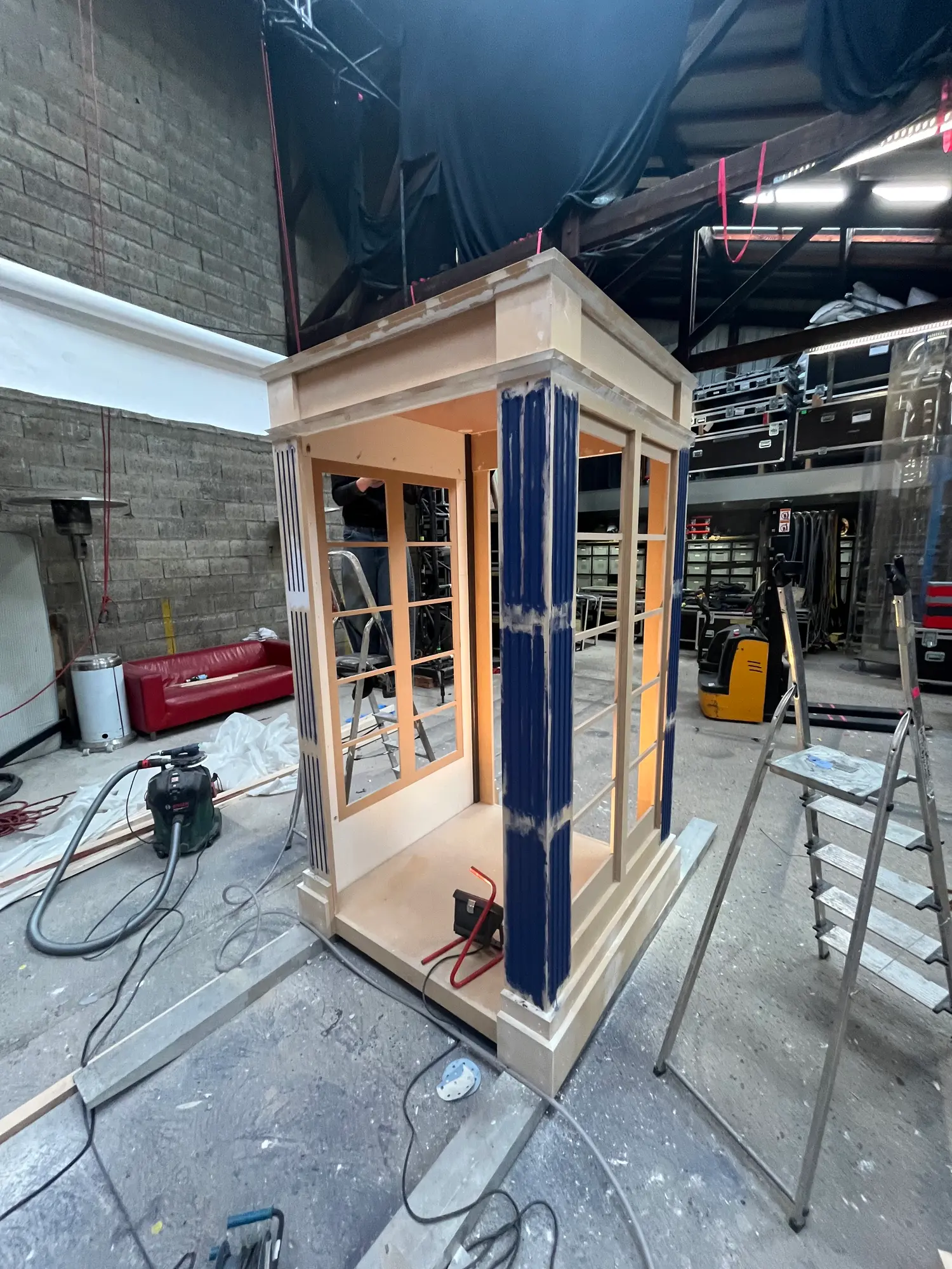 Montage des portes vitrées de la cabine téléphonique