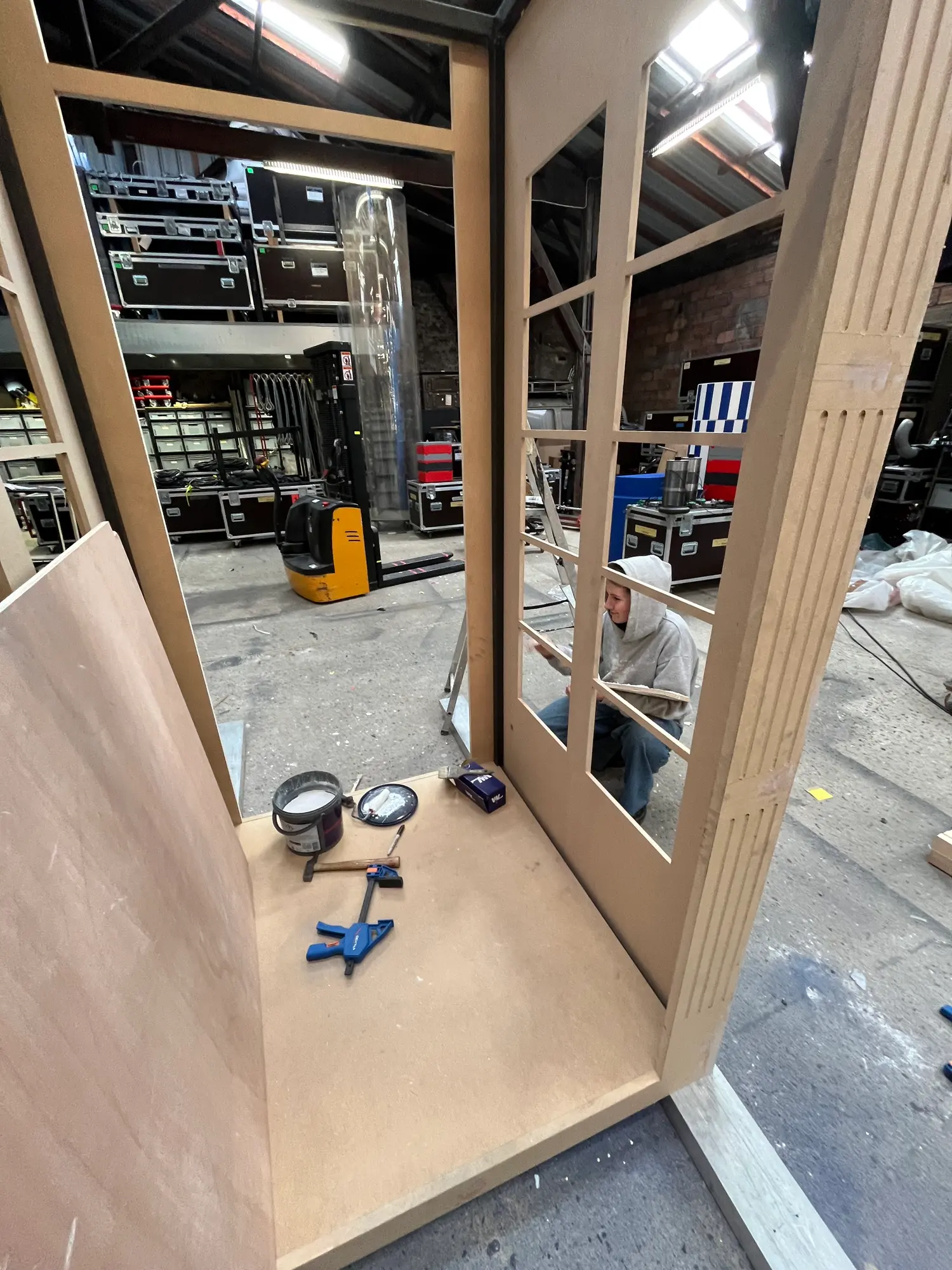 Assemblage de la structure en bois de la cabine dans l'atelier