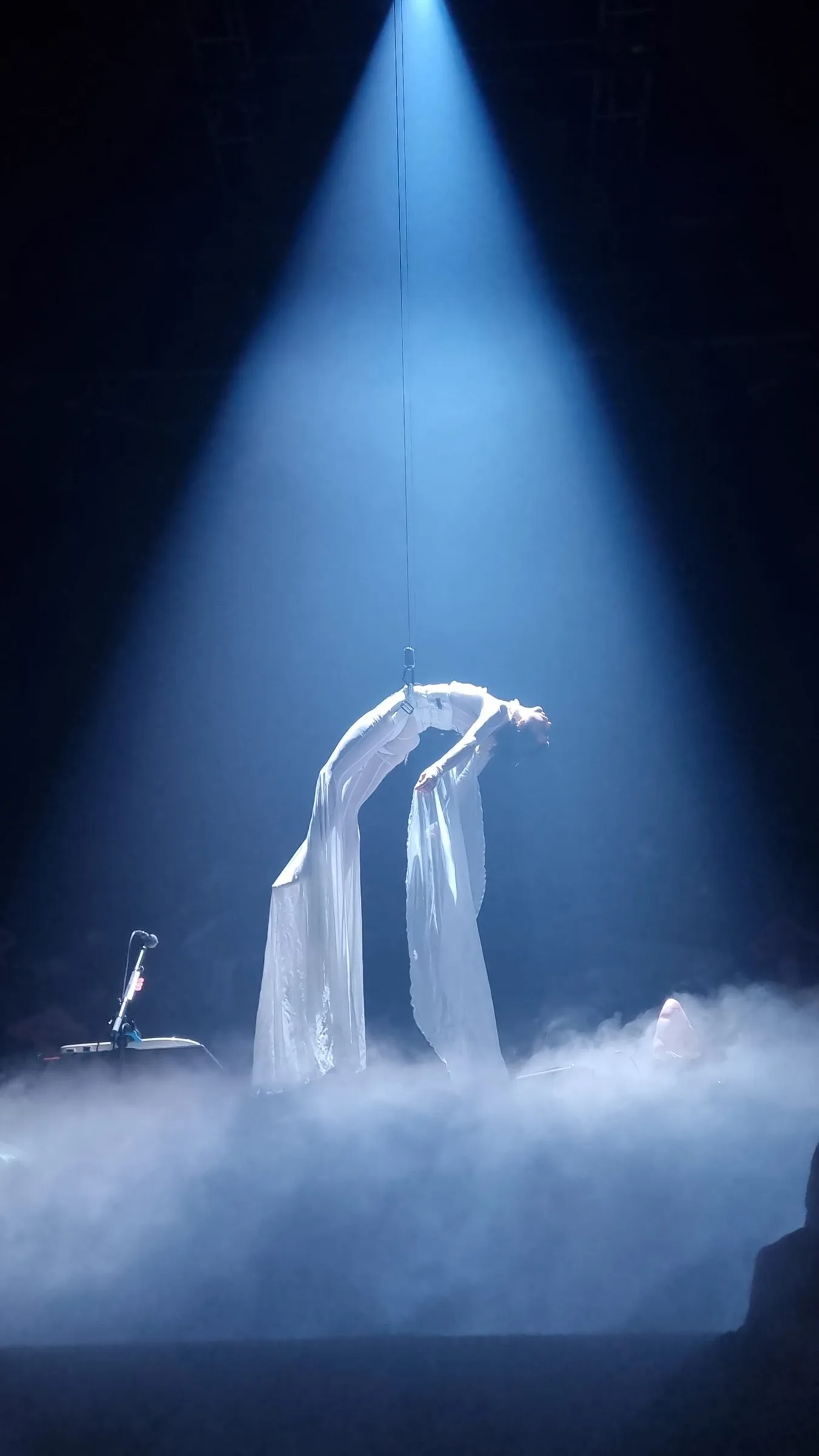Pomme suspendue au-dessus de la scène du Zénith de Paris