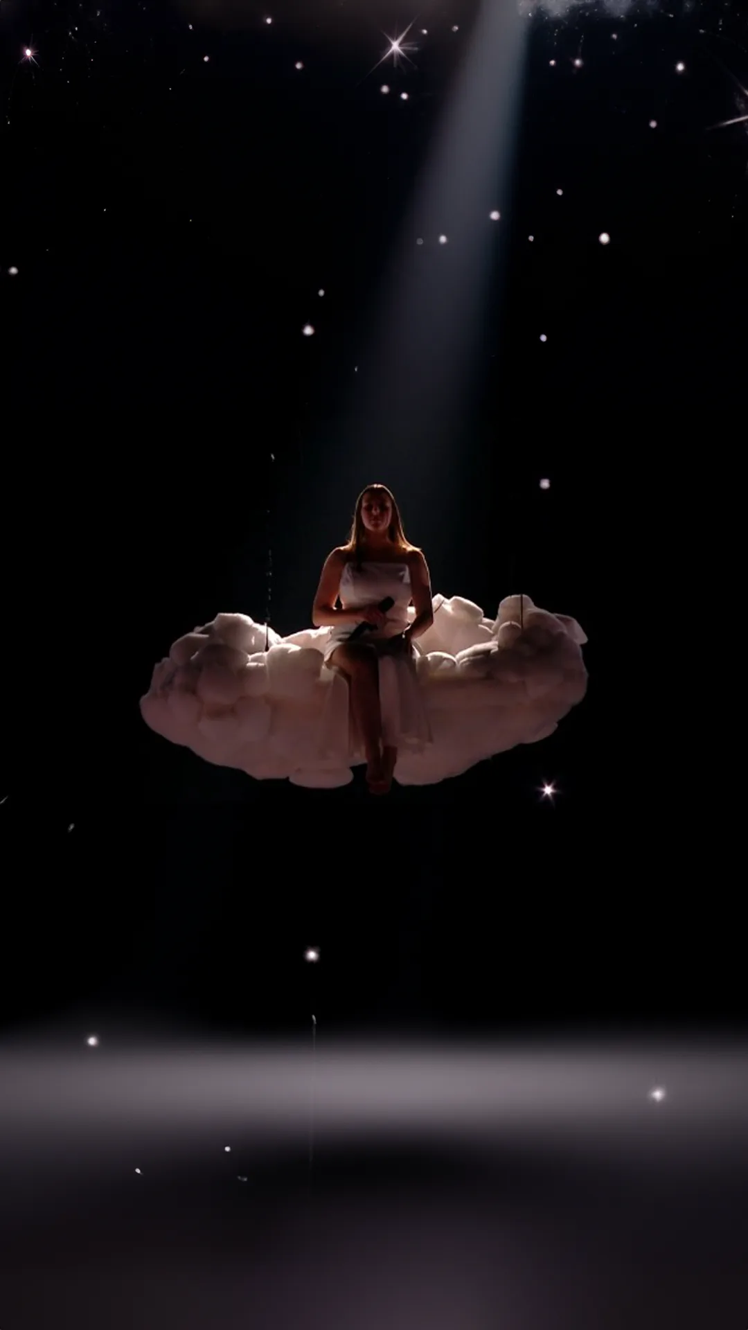 Lénie assise sur un nuage suspendu à la Star Academy