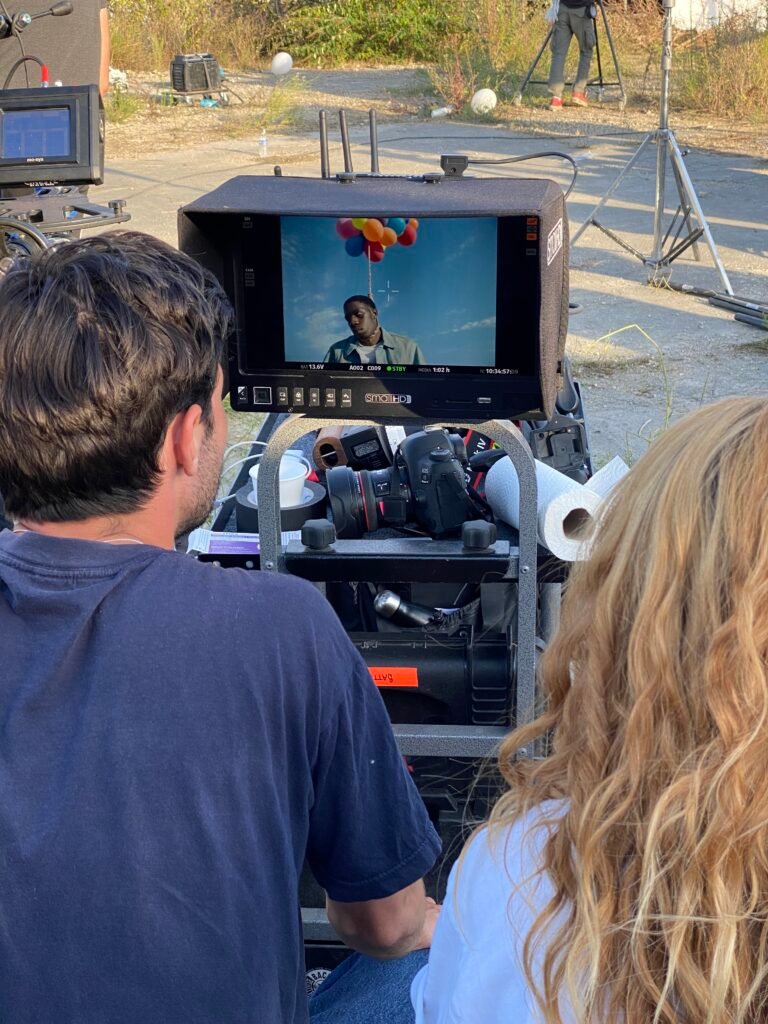 Réalisation d'un tournage vidéo en extérieur par notre agence Fantasmagorie.