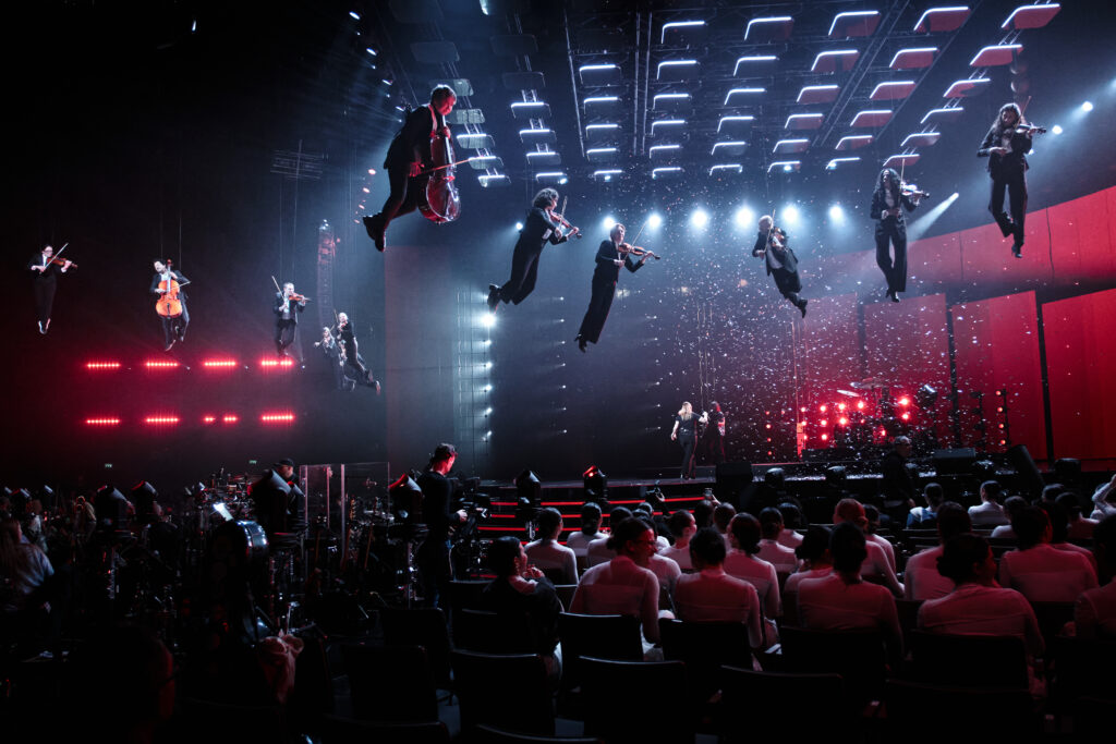 Installation par une agence scénographie de machines de vols événementiels pour un spectacle innovant