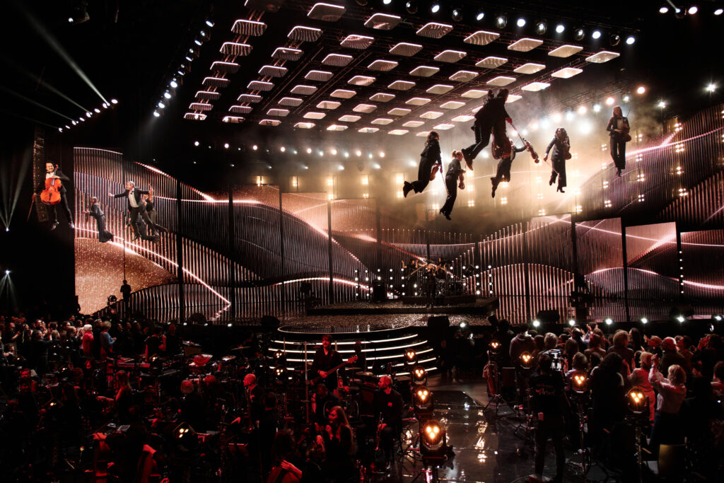 Mise en place de machines de vols événementiels par une agence scénographie pour une performance immersive et spectaculaire.