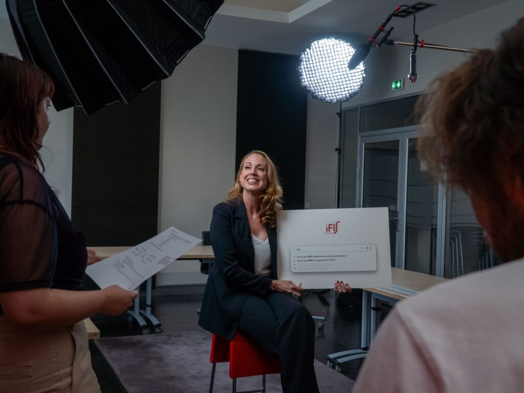 enregistrement d'une vidéo dans notre boîte de production YouTube à Paris